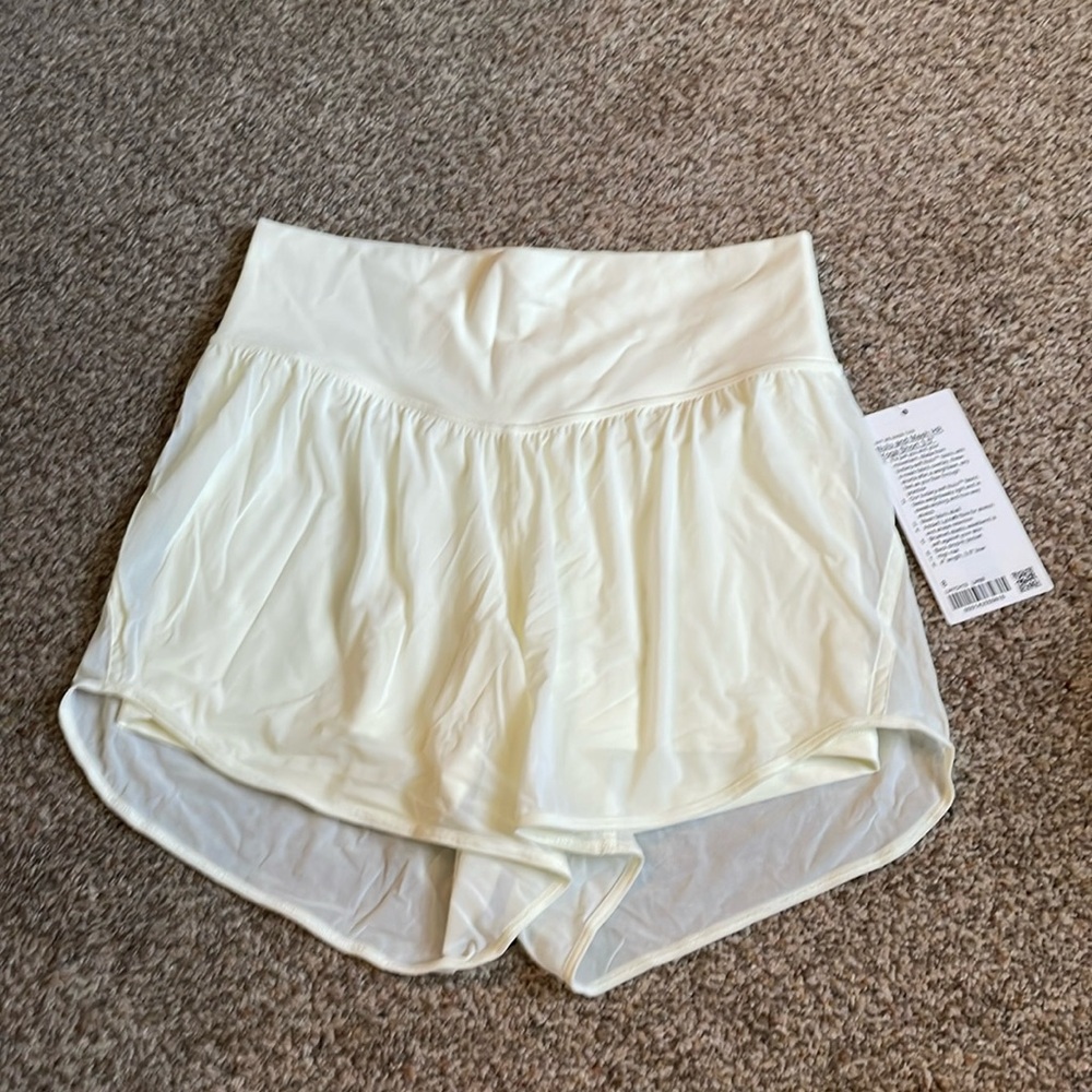 Lululemon nulu and mesh HR yoga short 3.5” size 8 in pale yellow